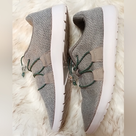 Shoes - Picture 4 of 8